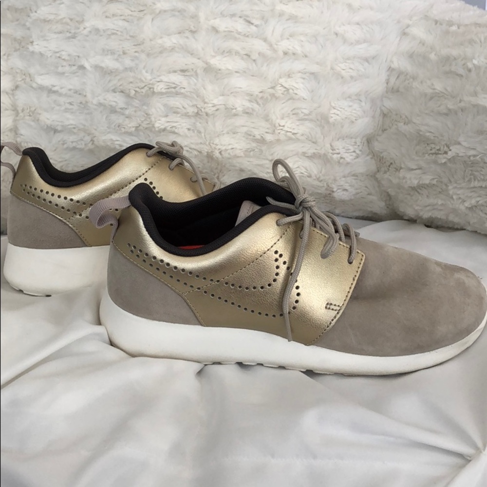 Nike - Picture 3 of 3